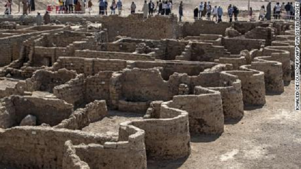 Các cuộc khai quật bắt đầu vào tháng 9 năm 2020 giữa những ngôi đền của Ramses III và Amenhotep III gần Luxor, khoảng 500 km (300 dặm) về phía nam Cairo. Trong vòng vài tuần, nhóm nghiên cứu đã phát hiện ra các hàng gạch làm bằng bùn chạy theo mọi hướng.