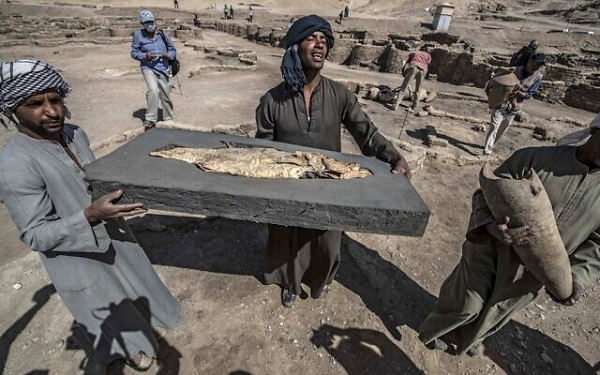 Chỉ trong vài tuần khai quật, đội đã phát hiện “những công trình bằng gạch bùn ở mọi ngả”, tiến sĩ Hawass cho biết. “Đường phố của nơi này được bao quanh bởi nhiều ngôi nhà, một số có tường nhà cao đến ba mét”.