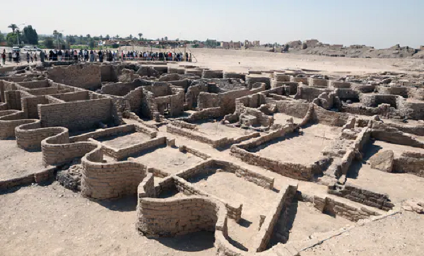 Zahi Hawass đã gọi phát hiện ở tỉnh Luxor này là “thành phố vàng bị thất lạc”. Nằm gần Luxor, quê hương của Thung lũng các vị vua huyền thoại, Aten được xác định xây dựng từ thời đại của Pharaoh Amenhotep III, người trị vì từ năm 1391 đến năm 1353 trước CN, được coi là một trong những Pharaoh quyền lực nhất của Ai Cập.