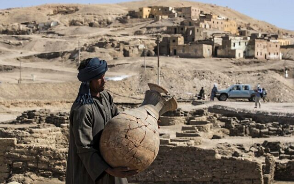Các đồ trang sức cũng đã được tìm thấy, cùng với các bình gốm màu, bùa hộ mệnh hình bọ hung và gạch bùn mang các con dấu của vua Amenhotep III.