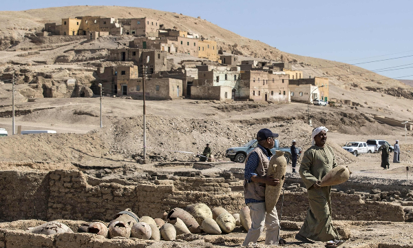 Triều đại của ông, kéo dài hơn bốn thập kỷ, nổi tiếng với sự xa hoa và các di tích lớn, bao gồm cả Colossi of Memnon - hai bức tượng đá khổng lồ gần Luxor đại diện cho ông và vợ.