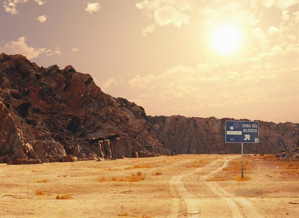 Dường như có một sức mạnh vô hình làm cho sóng radio, truyền hình, điện thoại di động và bất kỳ sóng âm thanh nào khác không thể xâm nhập hay hoạt động được trong khu vực này.