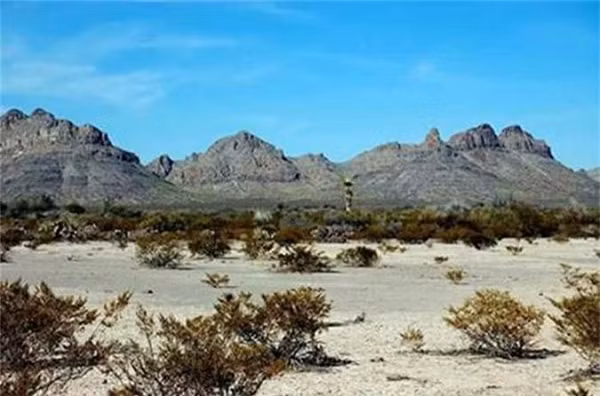 Mức độ quặng sắt với hàm lượng cao đã được tìm thấy ở đây. Các nhà khoa học còn khám phá ra vùng đất này có khả năng “hút” các thiên thạch và các vật thể trên không trung về phía mình. Có thể vật thể chứa sắt từ vũ trụ đã đi lạc tới vùng đất kỳ lạ này gây ra hiện tượng nhiễu sóng.