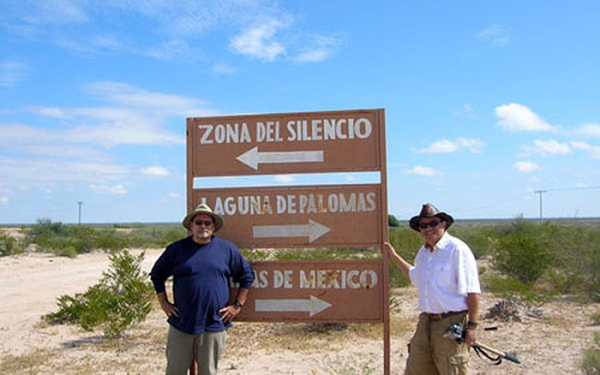 Những báo cáo về sinh vật hình người kỳ lạ cũng dần xuất hiện. Một chủ trang trại nói rằng họ thường được viếng thăm bởi ba sinh vật hình người có mái tóc vàng, dài thượt, hai con đực và một con cái, tất cả đều nói trôi chảy tiếng Tây Ban Nha.