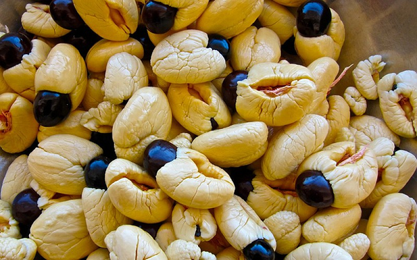 Món ăn này thường được phục vụ như bữa sáng hoặc bữa tối cùng với bánh mì, bánh bao, chuối chiên, hoặc chuối xanh luộc.