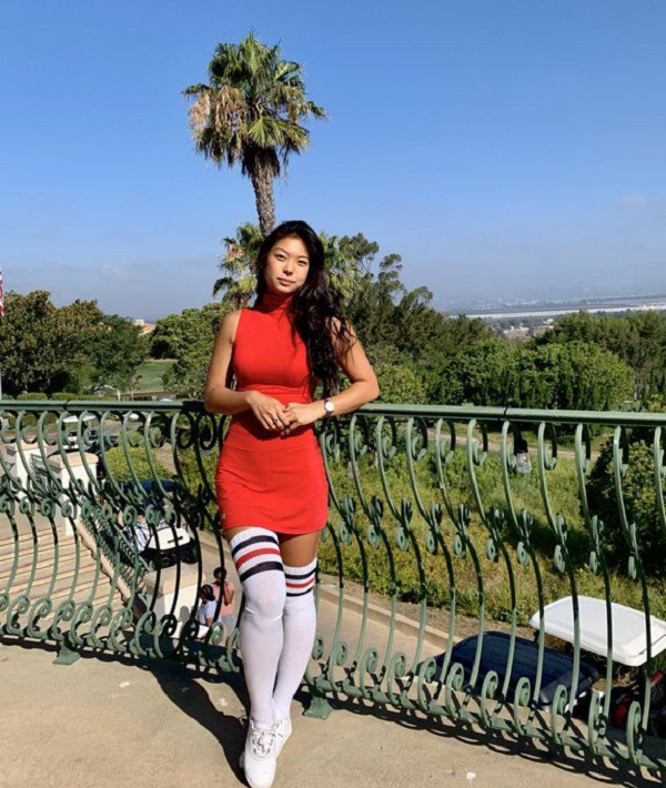 Thông qua tài khoản mạng xã hội trên Instagram có gần 130.000 người theo dõi, Isabelle Shee thực hiện nhiều các đoạn clip hướng dẫn chơi golf và mặc trang phục thi đấu kiểu nổi loạn của mình.