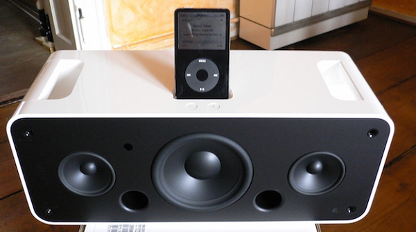 iPod Hi-Fi là một loại loa với thiết kế khá ấn tượng và bắt mắt. Bên cạnh đó, nó còn có thể kết nối với iPod để phát nhạc.
