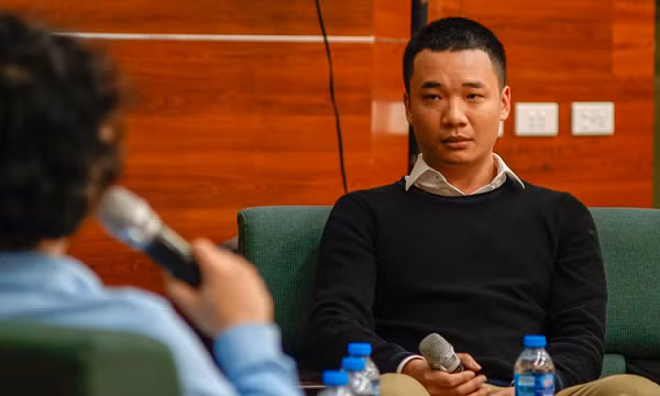 Anh chàng cũng tham gia những buổi talk show để chia sẻ những góc khuất và câu chuyện liên quan đến việc làm game di động ở Việt Nam dù nổi tiếng là ít nói và kín tiếng.