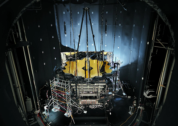 Lúc đầu người ta ước lượng ngân sách cho dự án kính thiên văn này vào khoảng 1,6 tỉ USD và thời điểm phóng là năm 2011. Sau đó, NASA đã nhiều lần điều chỉnh thời điểm phóng và hiện tại là vào năm 2021.