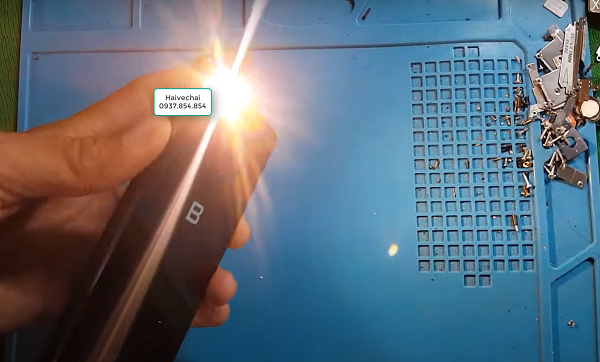 Tuy nhiên, mới đây một kênh Youtube đã đăng tải video chiếc Bphone 3 bốc khói nghi ngút trong quá trình tháo rời linh kiện.