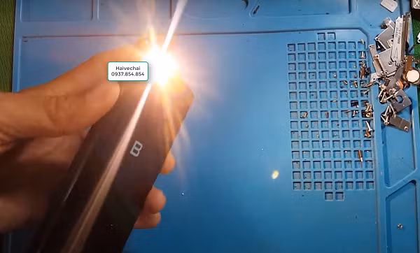 Tuy nhiên, mới đây một kênh Youtube đã đăng tải video chiếc Bphone 3 bốc khói nghi ngút trong quá trình tháo rời linh kiện.