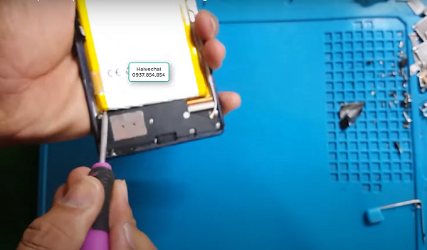 Tuy nhiên, người xem nhanh chóng phát hiện ra nguyên nhân của vụ nổ đến từ chủ nhân của video. Khi tháo đến viên pin, thay vì sử dụng tab kéo để kéo lớp keo ở dưới viên pin và nhấc viên pin lên một cách an toàn, người này lại làm một điều hết sức nguy hiểm: sử dụng đầu nhọn của tua vít, vốn được làm bằng kim loại, để đẩy viên pin từ dưới lên.