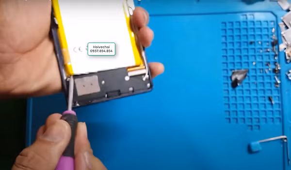 Tuy nhiên, người xem nhanh chóng phát hiện ra nguyên nhân của vụ nổ đến từ chủ nhân của video. Khi tháo đến viên pin, thay vì sử dụng tab kéo để kéo lớp keo ở dưới viên pin và nhấc viên pin lên một cách an toàn, người này lại làm một điều hết sức nguy hiểm: sử dụng đầu nhọn của tua vít, vốn được làm bằng kim loại, để đẩy viên pin từ dưới lên.