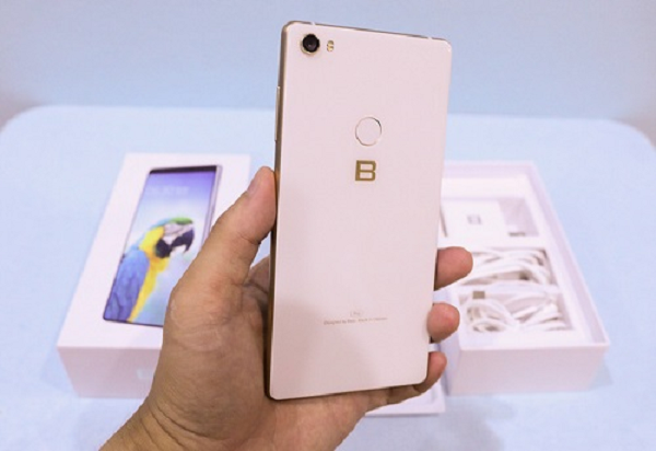 Về thiết kế, Bphone 3 có khung nhôm nguyên khối, kết hợp hai mặt kính, tối giản như một tấm kính. Bphone 3 có camera đơn với AI xuyên suốt cùng thuật toán DeepLap của Google nên có chất lượng tương đương camera kép của các smartphone cao cấp.