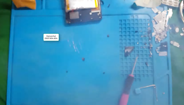 Theo các chuyên gia, nếu muốn thay pin, người dùng nên mang trực tiếp đến hãng hoặc những cơ sở uy tín. Không nên tự ý tháo rời, thay thế hay sửa chữa linh kiện điện thoại.