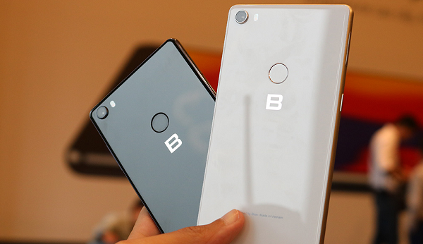 Màn hình của Bphone 3 còn ấn tượng với viền mỏng, chỉ 2,25mm và đặc biệt là đều 3 cạnh, tạo thành vùng hiển thị đồng nhất, tiệm cận một tấm kính, gần như đã chạm vào phần khung phía dưới của máy, nơi chứa ăngten.