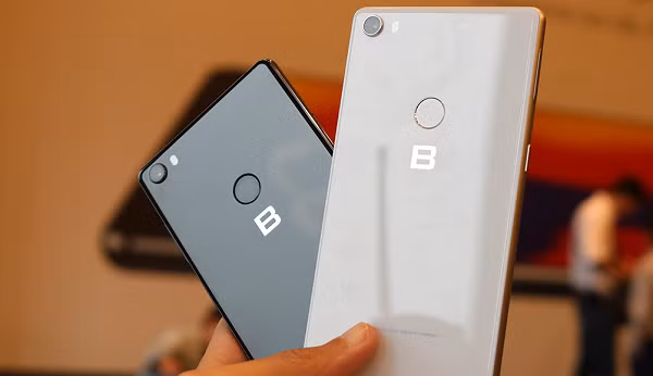 Màn hình của Bphone 3 còn ấn tượng với viền mỏng, chỉ 2,25mm và đặc biệt là đều 3 cạnh, tạo thành vùng hiển thị đồng nhất, tiệm cận một tấm kính, gần như đã chạm vào phần khung phía dưới của máy, nơi chứa ăngten.