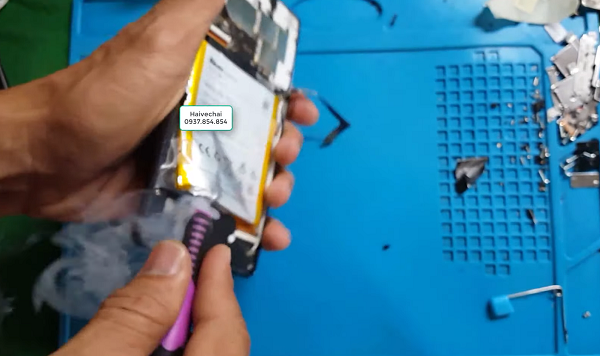 Điều này là vô cùng nguy hiểm và cẩu thả, rất dễ gây cháy nổ dù với bất kỳ smartphone nào. Tuyệt đối không nên chọc tua vít hay vật sắc nhọn vào pin điện thoại.