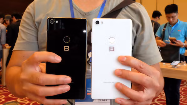 “Bphone 3 là chiếc smartphone Android đầu tiên trên thế giới có thiết kế mà chúng tôi gọi là thiết kế tràn đáy”, đây là lời quảng cáo của CEO Bkav khi ra mắt chiếc điện thoại Bphone 3.