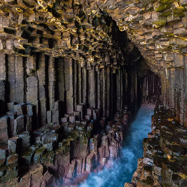 Một hang động như bước ra từ sử thi cổ xưa với vẻ đẹp kỳ ảo của những phiến đá được xếp chồng và ghép lại từ những khối đá lục giác hoàn hảo. Các cột trụ lục giác thẳng đứng được tạo từ dung nham hoàn hảo đáng kinh ngạc.