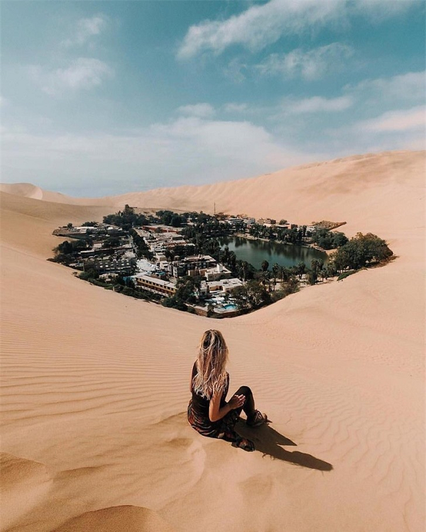 Ốc đảo Huacachina có khung cảnh tuyệt vời với những khu rừng cọ xinh xắn, những cây ca cao, cà phê trĩu hạt hay cồn cát ngút tầm mắt. Nơi đây đẹp như một bức tranh vẽ nằm cách thành phố Ica 8km thuộc tỉnh Ica, phía tây nam Peru. Mời các bạn xem video: Khung cảnh thiên nhiên tuyệt đẹp tại các quốc gia ít dân.