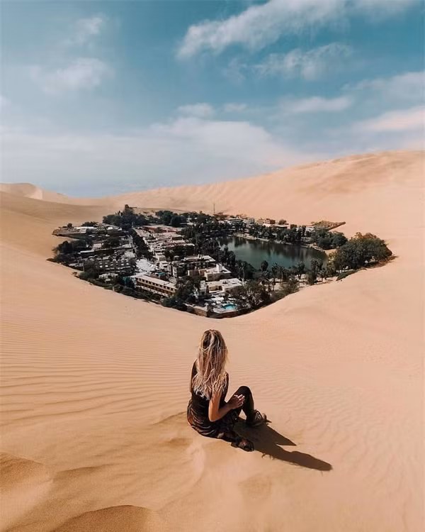 Ốc đảo Huacachina có khung cảnh tuyệt vời với những khu rừng cọ xinh xắn, những cây ca cao, cà phê trĩu hạt hay cồn cát ngút tầm mắt. Nơi đây đẹp như một bức tranh vẽ nằm cách thành phố Ica 8km thuộc tỉnh Ica, phía tây nam Peru. Mời các bạn xem video: Khung cảnh thiên nhiên tuyệt đẹp tại các quốc gia ít dân.