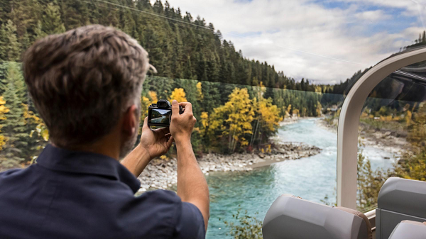 Tàu Rocky Mountaineer chạy khắp Canada theo ba tuyến đường khác nhau, tất cả đều băng qua những hồ nước trong veo, rừng cây xanh tươi và núi tuyết trắng xóa.