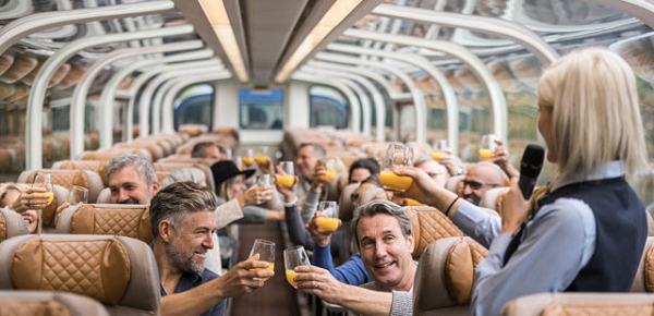 Trên tàu có phục vụ các bữa ăn (kèm đồ uống) vào bữa sáng và bữa trưa, bạn chỉ cần ngồi yên thư giãn, vừa ngắm cảnh vừa thưởng thức tài hoa ẩm thực của các đầu bếp trên tàu. Hành khách ăn tối tại nhà hàng ở các điểm dừng.