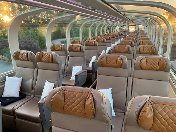 Không những thế, khi đến Moab, đoàn tàu sẽ đi ngang qua một cảnh quan sa thạch đỏ rực rỡ với tầm nhìn đẹp nhất ra Công viên Quốc gia Arches, một xứ sở thần tiên rộng lớn với những kỳ quan địa chất.