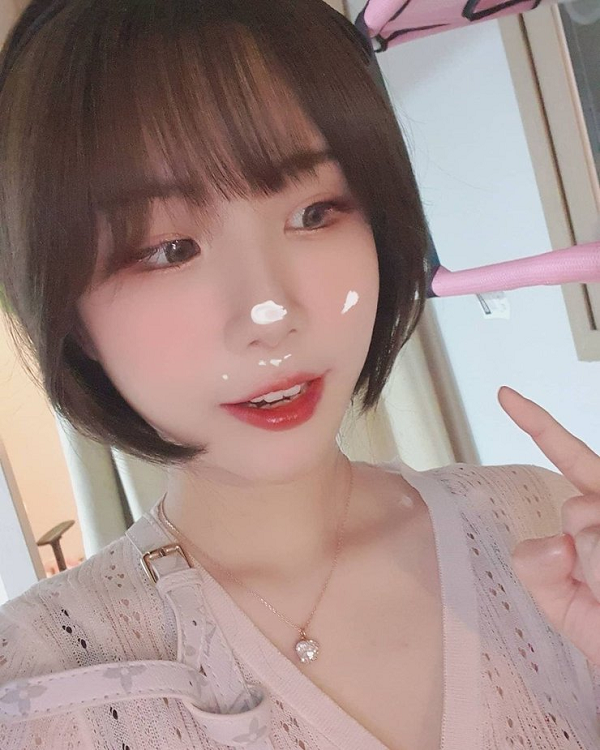 Nữ streamer Eddyrin tỏ ra rất suy sụp sau khi thấy những tin đồn ác ý về mình. "Tôi không bao giờ muốn nhìn thấy những điều đó về mình nữa. Hãy quên tôi đi, mong mọi người dừng lại, đừng đề cập tới vụ việc của tôi nữa. Làm ơn đấy", nữ streamer chia sẻ.