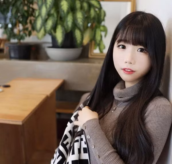 Sinh năm 1997, tức là mới vừa tròn 23 tuổi, thế nhưng cô nàng streamer Eddyrin từ lâu đã được nhìn nhận như một trong những cái tên cực kỳ nổi bật và gợi cảm trong làng streamer Hàn Quốc.