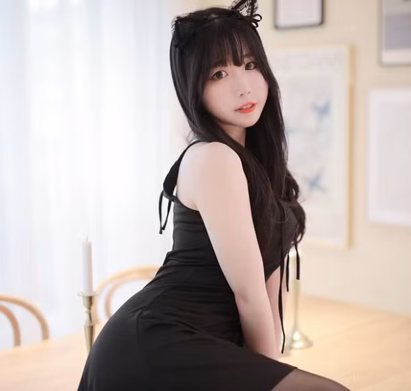 Trước đây, nữ streamer từng gây tranh cãi khi thừa nhận nhập viện vì dùng thuốc an thần quá liều do căng thẳng, áp lực trong công việc. Tuy nhiên, khi được khuyên nên nghỉ ngơi hoặc từ bỏ sự nghiệp, Eddyrin vẫn luôn giữ im lặng, tiếp tục livestream và nhận tiền quyên góp.