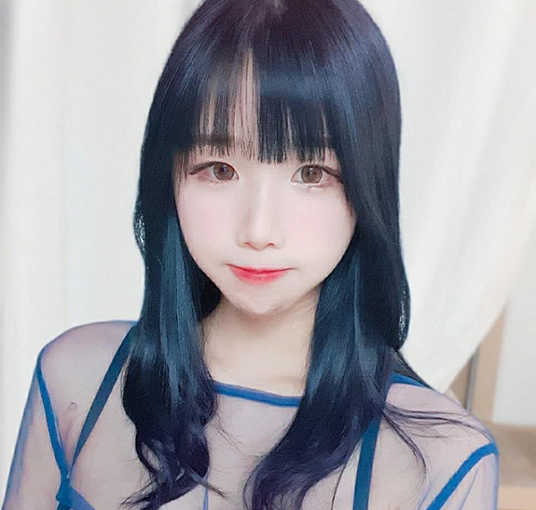 Trong một phiên livestream, Eddyrin đã khiến các fan ngỡ ngàng với màn khoe mái tóc được nhuộm màu mới của mình. Nhưng dường như điểm nhấn lại nằm ở chiếc áo trong suốt khoe nội y không thể táo bạo và nóng bỏng hơn của Eddyrin.