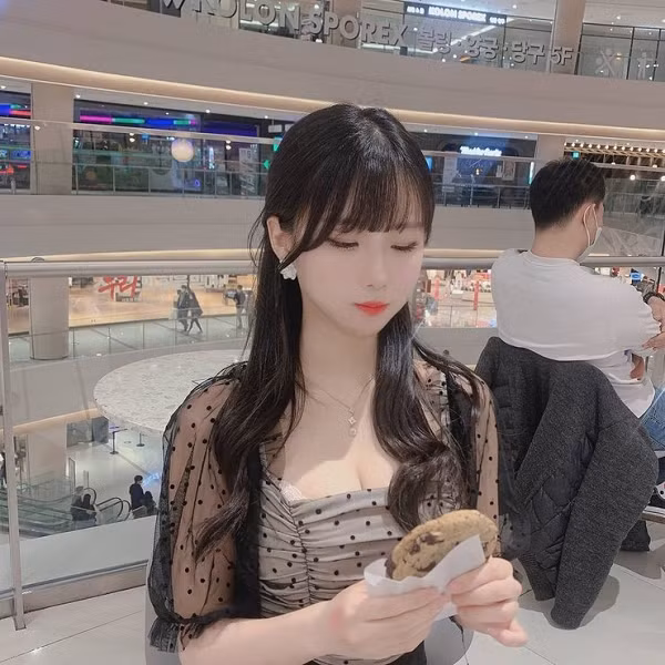 Tuy nhiên gần đây, Eddyrin vô tình để lộ khoảnh khắc "nhạy cảm" gây ngượng với bạn trai chỉ vì quên tắt camera lúc đêm muộn. Không hiểu do buồn ngủ hay đãng trí mà cô nàng streamer gợi cảm này lại quên ẩn camera và tắt sóng livestream.