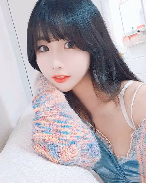 Nhiều người cho rằng điệu nhảy lắc hông của cô quá gợi cảm và nên được dán nhãn 18+. Thậm chí, có người còn thẳng thắn rằng cô lợi dụng cơ thể để kiếm thêm lượt thích, lượt xem và donate.