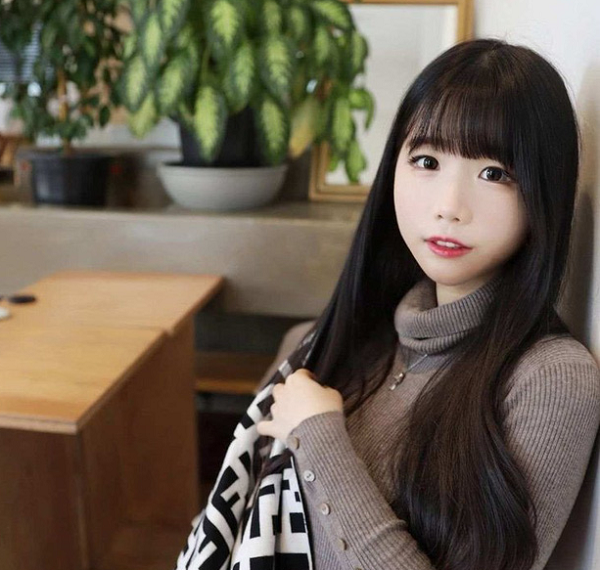 Sinh năm 1997, tức là mới vừa tròn 23 tuổi, thế nhưng cô nàng streamer Eddyrin từ lâu đã được nhìn nhận như một trong những cái tên cực kỳ nổi bật và gợi cảm trong làng streamer Hàn Quốc.