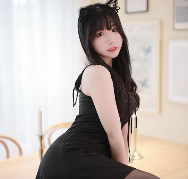 Trước đây, nữ streamer từng gây tranh cãi khi thừa nhận nhập viện vì dùng thuốc an thần quá liều do căng thẳng, áp lực trong công việc. Tuy nhiên, khi được khuyên nên nghỉ ngơi hoặc từ bỏ sự nghiệp, Eddyrin vẫn luôn giữ im lặng, tiếp tục livestream và nhận tiền quyên góp.