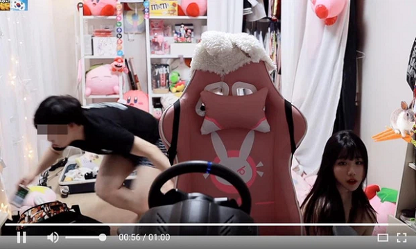 Người đàn ông này chỉ mặc duy nhất chiếc áo phông đen cùng quần đùi. Sau đó là những khung cảnh cực kỳ thân mật giữa hai người. May mắn là anh chàng này đã liếc mắt thấy máy tính của Eddyrin đang phát trực tiếp.