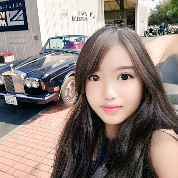 Không chỉ sử dụng FaceApp để "biến hóa" gương mặt từ nam thành nữ và từ già thành trẻ, zaitaku_iyada thường xuyên mặc trang phục nữ trong những bức ảnh selfie của mình, càng khiến cho dân mạng khó có thể nhận ra được giới tính thực của người có trong bức ảnh.