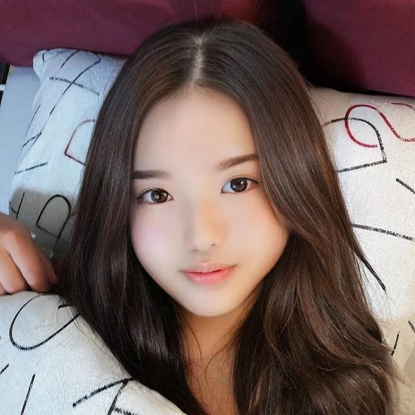 Cô nàng sở hữu đôi mắt to, gương mặt bầu bĩnh đáng yêu và mái tóc dài, những hình ảnh do zaitaku_iyada đăng tải thu hút hàng trăm đến hàng ngàn lượt thích từ người dùng mạng xã hội.