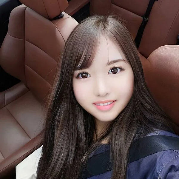 Vào đầu tháng 4 vừa qua, một nữ Youtuber nổi tiếng xinh đẹp với hơn 20.000 người đăng ký theo dõi, cũng đã khiến dân mạng phải sốc khi tiết lộ rằng mình thực chất là một người đàn ông.