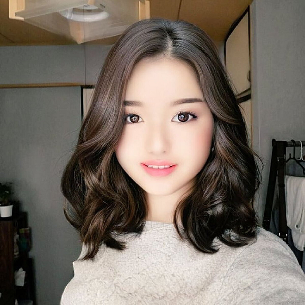 Chủ nhân của tài khoản, một người đàn ông giấu tên, cho biết ông đã 53 tuổi và bị nghiện sử dụng FaceApp. Thế nên, vào những lúc rảnh rỗi, ông thường selfie rồi dùng ứng dụng chuyển đổi ảnh chụp của mình sang giới tính nữ cho vui.