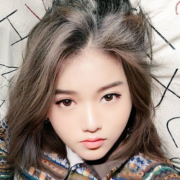 Tuy nhiên, cộng đồng mạng vô cùng sốc khi biết rằng hóa ra, cô nàng trẻ trung, xinh đẹp vẫn đăng ảnh lên Instagram mỗi ngày mà họ theo dõi lại là một ông chú đã 53 tuổi.