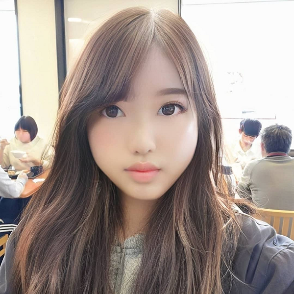 Không giống như một số ông chú thích giả gái trên mạng xã hội khác, người đàn ông 53 tuổi này tỏ ra rất thành thật về giới tính của mình. Ông đăng thông tin cụ thể ở phần bio, tự giới thiệu bản thân là một ông chú thích sử dụng công nghệ, mê chỉnh ảnh FaceApp.