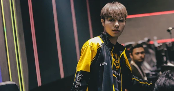 Hài hước hơn, trong trận chung kết VCS Summer 2019, Zeros đã bị phạt vì… tự ý chat team mà không được phép và phải kí biên bản ngay tại chỗ trước sự bất ngờ của cả đội tuyển. Dù ngay cả trên thế giới, cũng chưa có một trường hợp nào sử dụng Chat Team mà bị phạt cả.