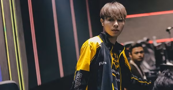 Hài hước hơn, trong trận chung kết VCS Summer 2019, Zeros đã bị phạt vì… tự ý chat team mà không được phép và phải kí biên bản ngay tại chỗ trước sự bất ngờ của cả đội tuyển. Dù ngay cả trên thế giới, cũng chưa có một trường hợp nào sử dụng Chat Team mà bị phạt cả.