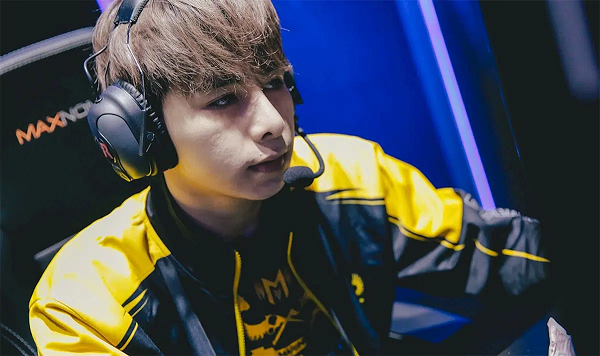 Bị ăn phạt vì ... đi vệ sinh sai chỗ có lẽ là án phạt "củ chuối" nhất của Zeros. Cụ thể, tại VCS mùa hè 2019, trong trận đấu với Cerberus, GAM Esports bị mất một lượt cấm và khiến cho họ phải rất vất vả để vượt qua đối thủ.