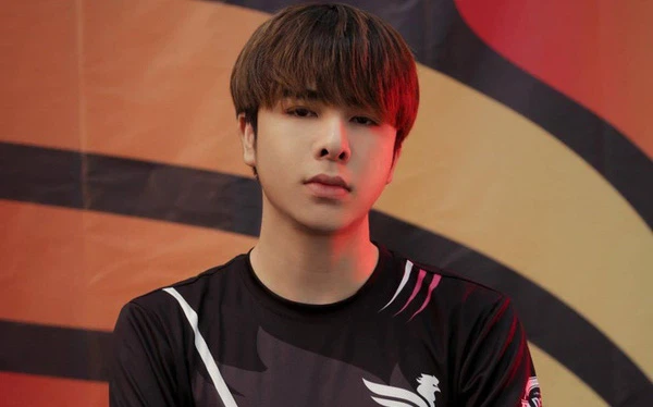 Dù những lần vạ miệng trước được xem là đã giải quyết "êm đẹp" nhưng án phạt lần này khó có thể cứu vẫn khi bị ban tổ chức cấm vĩnh viễn khỏi giải đấu VCS kể từ thời điểm hiện tại.