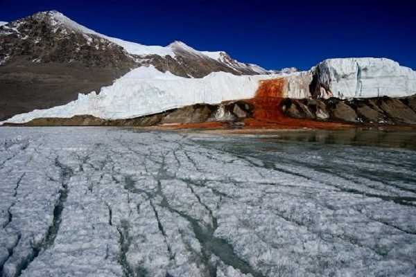 Màu nước đỏ như máu này là do nước mặn ở thác bị nhuộm bởi các khoáng chất chứa sắt. Khi nước đổ xuống mặt băng theo định kỳ và tiếp xúc với không khí, sắt chuyển thành oxit sắt, tạo nên sắc đỏ sậm.