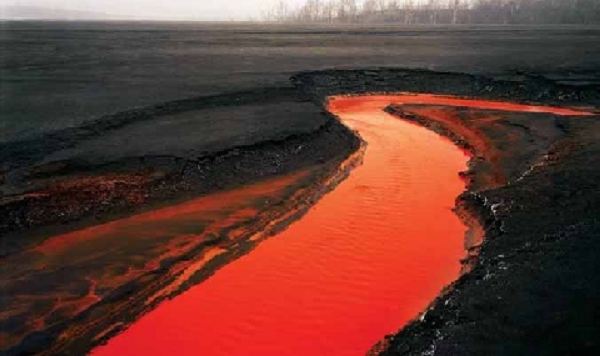 Cách đây vài triệu năm, hồ nước mặn này từng là một phần của đại dương tại Nam Cực. Khi mực nước ở đại dương giảm mạnh, hồ nước bị tách ra. Sau nhiều lần bốc hơi với tốc độ cao, độ mặn của nước hồ này cao gấp 4 lần so với đại dương.